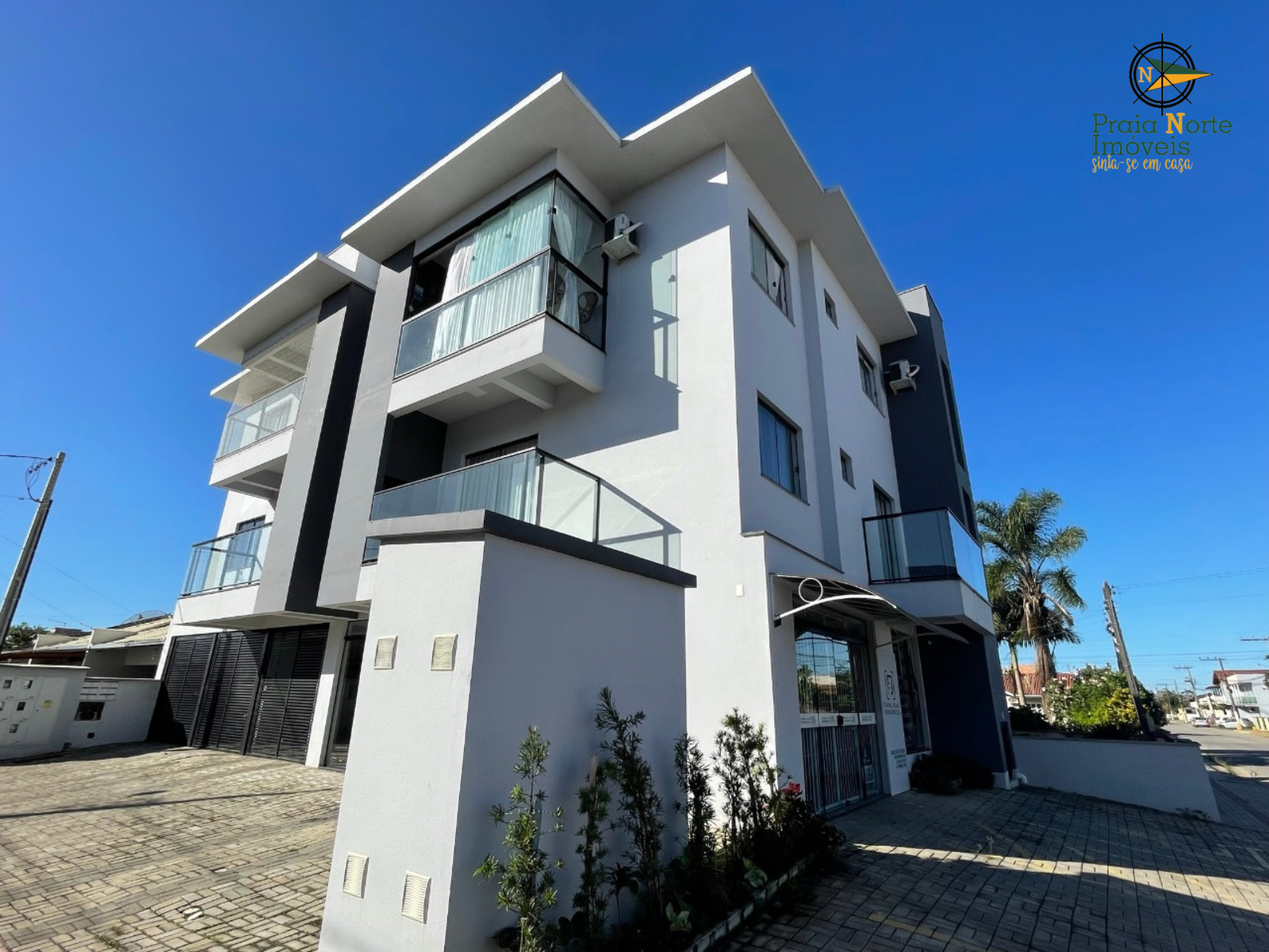 Foto do imóvel: 'Apartamento Semi Mobiliado a 500 metros da Praia em Itajubá'