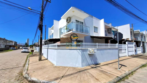 Casa Geminada no bairro Itacolomi – Balneário Piçarras SC. -Aceita terreno, casa ou veiculo, dependendo de avaliação.