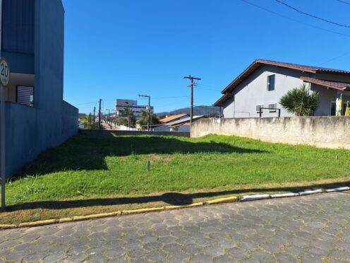 Terreno no condomínio COSTA ESMERALDA ( em Bal. Piçarras)em piçarras medindo 12×20 = 240 metros quadrados Valor: R$380.000,00 aceita carro e estuda pequeno parcelamento direto com proprietário.
