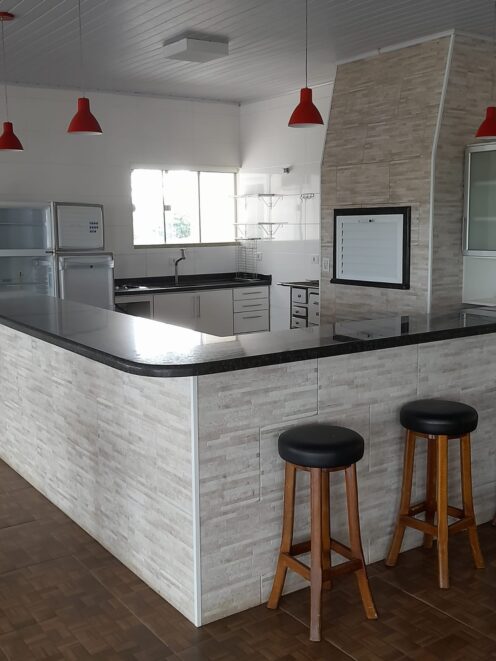 Casa para Aluguel no Centro de Penha/SC – 300m², 4 Quartos (Suíte com Closet) e Garagem Coberta – R$ 6.000