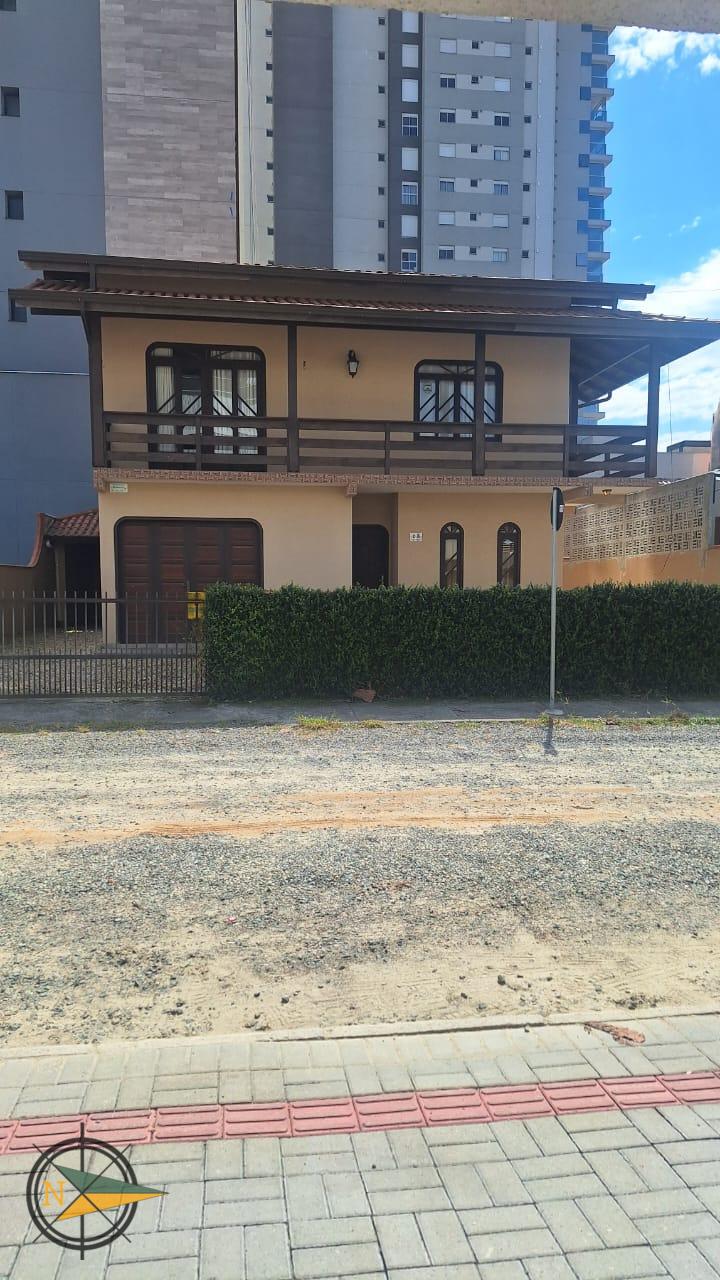 Foto do imóvel: 'Sobrado para Aluguel Quadra Mar com 3 Quartos – Itacolomi'