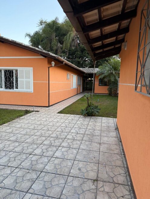 Casa Ampla com 4 Quartos, Área de Festa e Espaço para 5 Carros a 400m da Praia em Itacolomi