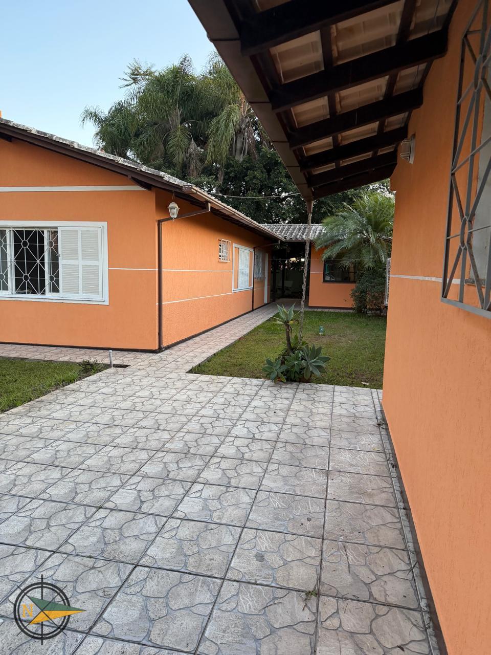 Foto do imóvel: 'Casa Ampla com 4 Quartos, Área de Festa e Espaço para 5 Carros a 400m da Praia em Itacolomi'